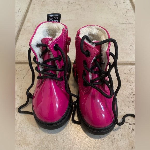 🎀 OVEKOS Hot Pink Patent Fur Lined Toddler Combat Boots EU 20 (4.5/5) - Picture 2 of 9